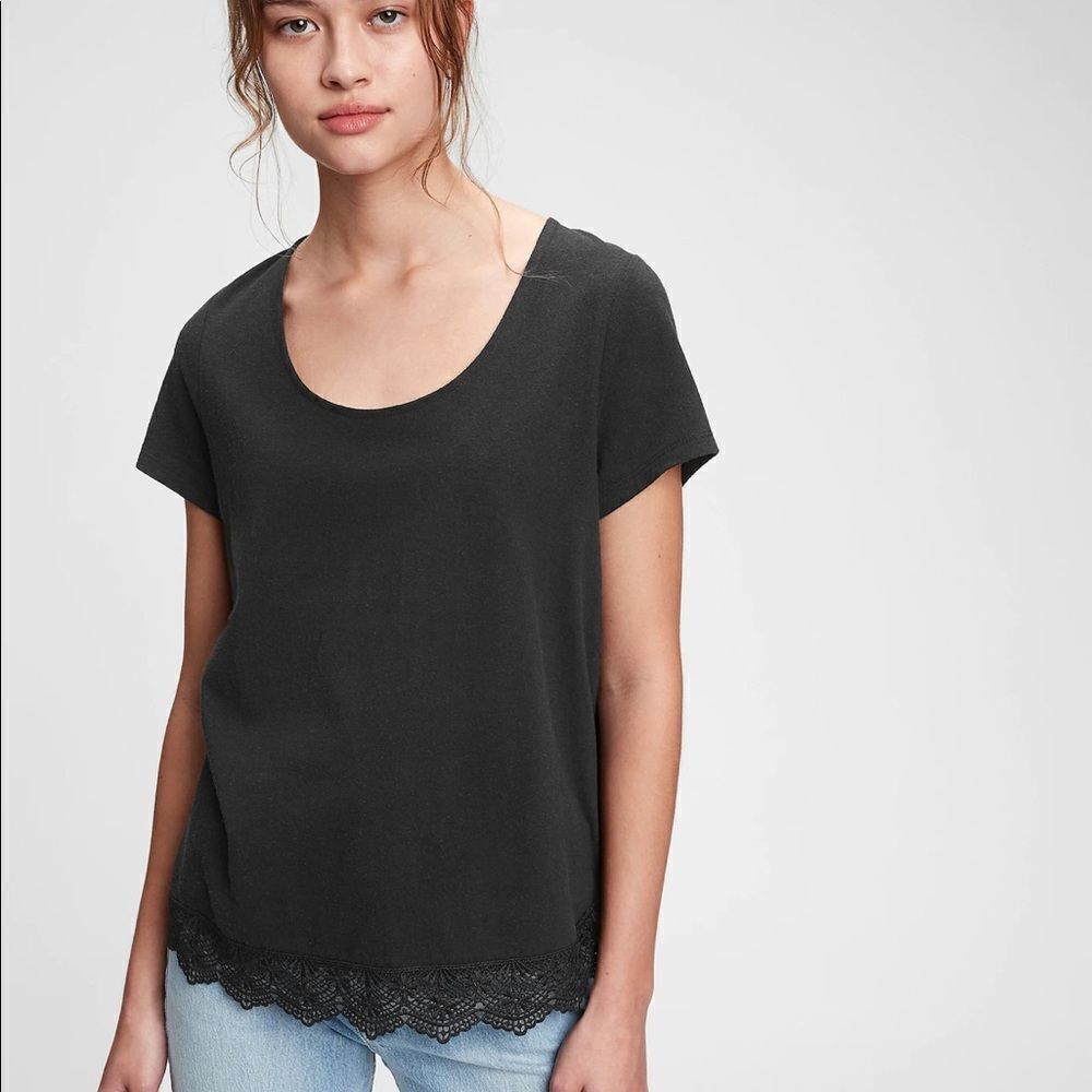 ✨Express Lace Hem Tshirt✨